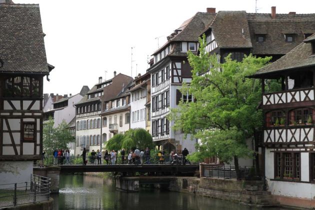 Das Quartier de la Petite France in Straßburg - die Pont du Faisan, auch bekannt als die Fasanenbrücke, in der Rue des Moulins, sie ist eine hydraulische Drehbrücke Das Quartier de la Petite France in Straßburg - die Pont du Faisan, auch bekannt als die Fasanenbrücke, in der Rue des Moulins, sie ist eine hydraulische Drehbrücke