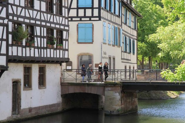 Das Quartier de la Petite France in Straßburg - die Pont du Faisan, auch bekannt als die Fasanenbrücke, in der Rue des Moulins, sie ist eine hydraulische Drehbrücke Das Quartier de la Petite France in Straßburg - die Pont du Faisan, auch bekannt als die Fasanenbrücke, in der Rue des Moulins, sie ist eine hydraulische Drehbrücke