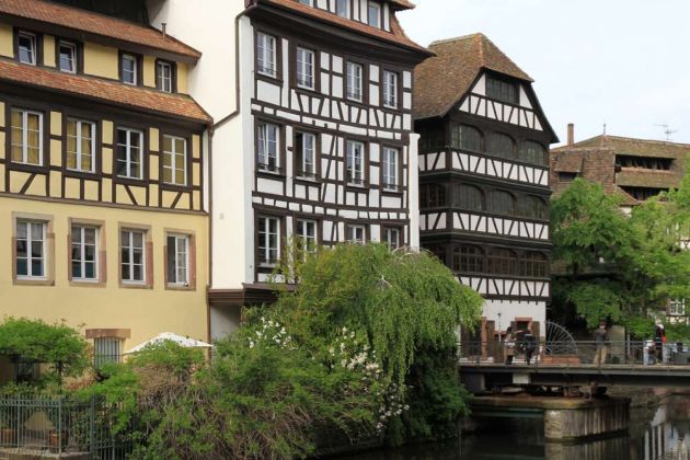 Das Quartier de la Petite France in Straßburg - Fachwerk-Fassaden an der Ill und die Fussgängerbrücke Pont du Faisan Das Quartier de la Petite France in Straßburg - Fachwerk-Fassaden an der Ill und die Fussgängerbrücke Pont du Faisan