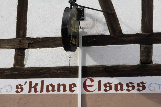 Das Quartier de la Petite France in Straßburg - das Restaurant 'Le Petit Alsace', s'klane Elsass, in der Rue du Bain aux Plantes Das Quartier de la Petite France in Straßburg - das Restaurant 'Le Petit Alsace', s'klane Elsass, in der Rue du Bain aux Plantes