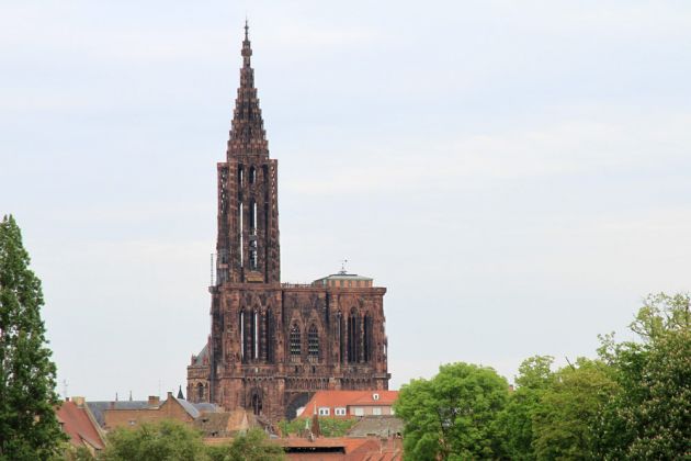 Das Strassburger Münster überragt die Dächer der Altstadt auf der Grande Île