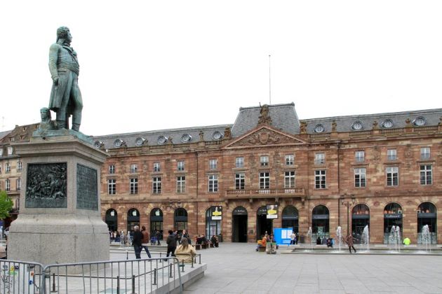 Straßburgs Innenstadt auf der Grande Île - der Place Kléber mit der Statue des aus Straßburg stammenden Generals Jean-Baptiste Kléber vor der Aubette Straßburgs Innenstadt auf der Grande Île - der Place Kléber mit der Statue des aus Straßburg stammenden Generals Jean-Baptiste Kléber vor der Aubette
