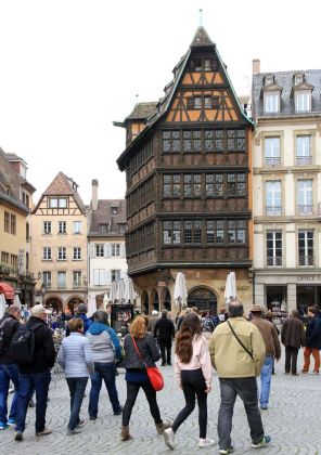 Straßburgs Innenstadt auf der Grande Île - der belebte Münsterplatz, Place de la Cathedrale Straßburgs Innenstadt auf der Grande Île - der belebte Münsterplatz, Place de la Cathedrale