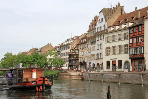 Straßburgs Innenstadt auf der Grande Île - der Quai de Bateliers Straßburgs Innenstadt auf der Grande Île - der Quai de Bateliers