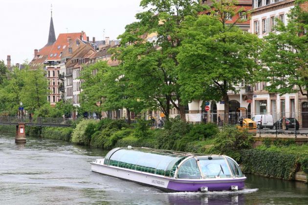 Straßburgs Innenstadt auf der Grande Île - der Quai de Bateliers Straßburgs Innenstadt auf der Grande Île - der Quai de Bateliers