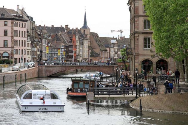 Straßburgs Innenstadt auf der Grande Île - die Ill mit Rundfahrt-Booten und dem Pier Batorama Straßburgs Innenstadt auf der Grande Île - die Ill mit Rundfahrt-Booten und dem Pier Batorama