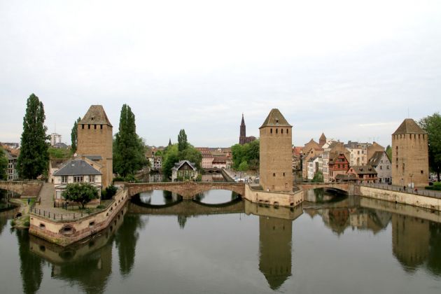 Das Quartier de la Petite France in Straßburg - der Blick von der Barrage Vauban auf die historischen Wehrtürme aus dem 14. Jahrhundert an den steinernen Brücken 'Ponts Couverts' über die Ill Das Quartier de la Petite France in Straßburg - der Blick von der Barrage Vauban auf die historischen Wehrtürme aus dem 14. Jahrhundert an den steinernen Brücken 'Ponts Couverts' über die Ill