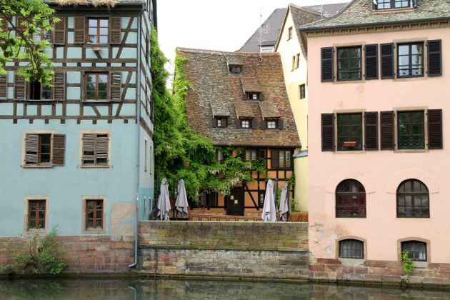Das Quartier de la Petite France in Straßburg - Quay de la Petite France, Fachwerk-Fassaden an der Ill Das Quartier de la Petite France in Straßburg - Quay de la Petite France, Fachwerk-Fassaden an der Ill