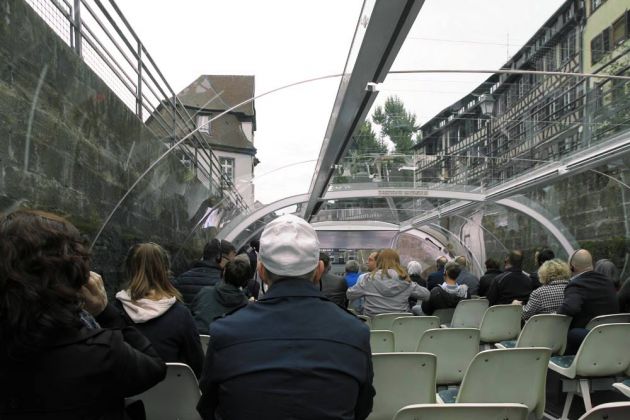 Straßburg im Elsass - die Schleusenfahrt während einer Bootstour auf der Ill Straßburg im Elsass - die Schleusenfahrt während einer Bootstour auf der Ill
