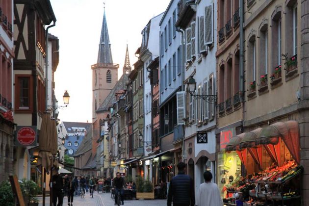 Straßburgs Innenstadt auf der Grande Île - die Grand Rue mit der Kirche Saint-Pierre-le-Vieux Straßburgs Innenstadt auf der Grande Île - die Grand Rue mit der Kirche Saint-Pierre-le-Vieux