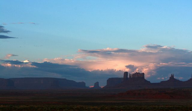 Monument Valley Navajo Tribal Park, Utah - ein Gewitter zieht auf Monument Valley Navajo Tribal Park, Utah - ein Gewitter zieht auf