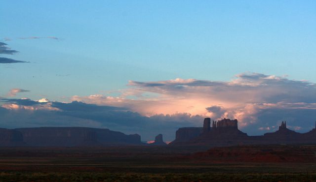Monument Valley Navajo Tribal Park, Utah - ein Gewitter zieht auf