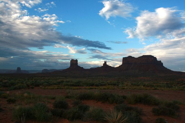Stagecoach Butte, King on his throne und Brighams Tomb - Monument Valley Navajo Tribal Park, Utah Stagecoach Butte, King on his throne und Brighams Tomb - Monument Valley Navajo Tribal Park, Utah
