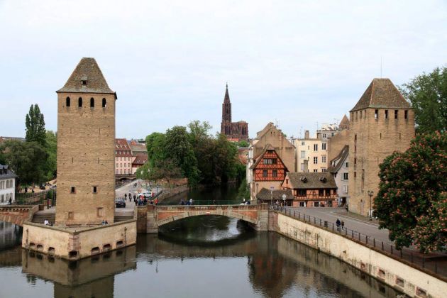 Das Quartier de la Petite France in Straßburg - zwei der Wehrtürme aus dem 14. Jahrhundert an den steinernen Brücken 'Ponts Couverts' Das Quartier de la Petite France in Straßburg - zwei der Wehrtürme aus dem 14. Jahrhundert an den steinernen Brücken 'Ponts Couverts'