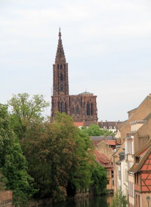 Das Quartier de la Petite France in Straßburg - Blick von der Barrage Vauban auf das weiter entfernte Straßburger Münster Das Quartier de la Petite France in Straßburg - Blick von der Barrage Vauban auf das weiter entfernte Straßburger Münster
