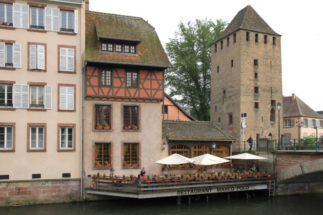 Das Quartier de la Petite France in Straßburg - das Restaurant 'Marco Polo' und ein Wehrturm an den steinernen Brücken 'Ponts Couverts' Das Quartier de la Petite France in Straßburg - das Restaurant 'Marco Polo' und ein Wehrturm an den steinernen Brücken 'Ponts Couverts'