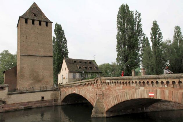 Das Quartier de la Petite France in Straßburg - einer der Wehrtürme an den steinernen Brücken 'Ponts Couverts' Das Quartier de la Petite France in Straßburg - einer der Wehrtürme an den steinernen Brücken 'Ponts Couverts'