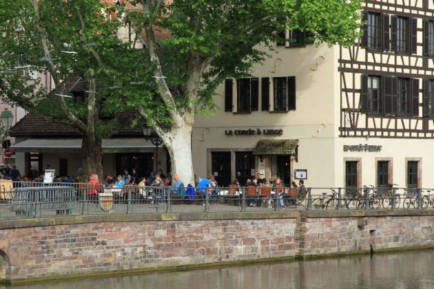 Das Quartier de la Petite France in Straßburg - der Place Benjamin Zix mit der Brasserie La Corde à Linge Das Quartier de la Petite France in Straßburg - der Place Benjamin Zix mit der Brasserie La Corde à Linge