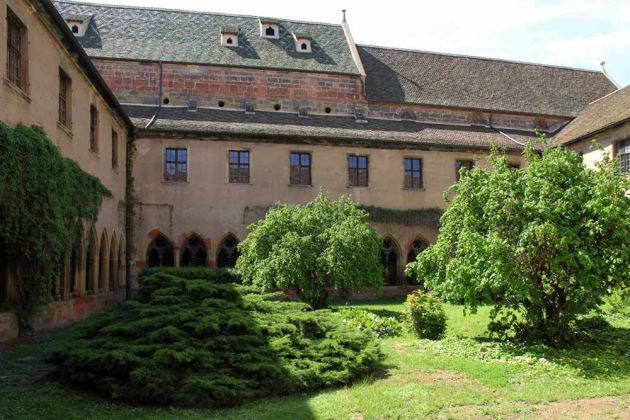 Kreuzgang im ehemaligen Dominikanerinnen-Kloster Unter den Linden - Colmar Kreuzgang im ehemaligen Dominikanerinnen-Kloster Unter den Linden - Colmar