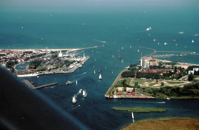Das Ostseebad Warnemünde aus der Luft - mit dem Wasserflugzeug zur Hansesail über der Stadt Das Ostseebad Warnemünde aus der Luft - mit dem Wasserflugzeug zur Hansesail über der Stadt