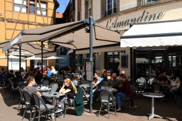 Café L'Amandine an der Place de la Cathédrale - Colmar Café L'Amandine an der Place de la Cathédrale - Colmar