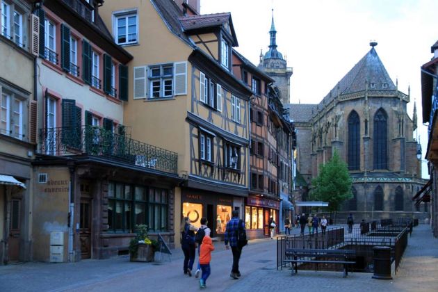 Rue de l'Église und die Kathedrale Saint Martin - Colmar Rue de l'Église und die Kathedrale Saint Martin - Colmar