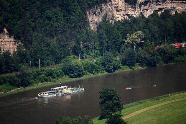 der Personendampfer Pirna im Elbsandsteingebirge - aus der Höhe von der Festung Königstein aus gesehen der Personendampfer Pirna im Elbsandsteingebirge - aus der Höhe von der Festung Königstein aus gesehen