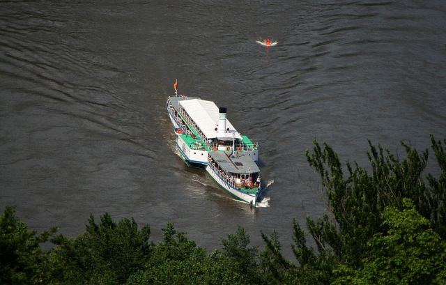 der Personendampfer Pirna im Elbsandsteingebirge - aus der Höhe von der Festung Königstein aus gesehen der Personendampfer Pirna im Elbsandsteingebirge - aus der Höhe von der Festung Königstein aus gesehen