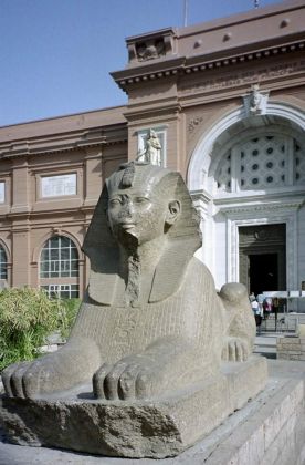 Eine Sphinx vor dem Ägyptischen Museum Eine Sphinx vor dem Ägyptischen Museum