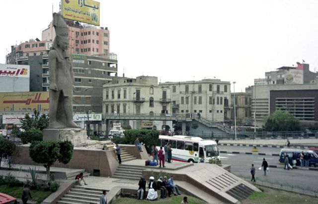 Der Midan Ramses mit der Statue Ramses II. vor dem Hauptbahnhof von Kairo Der Midan Ramses mit der Statue Ramses II. vor dem Hauptbahnhof von Kairo