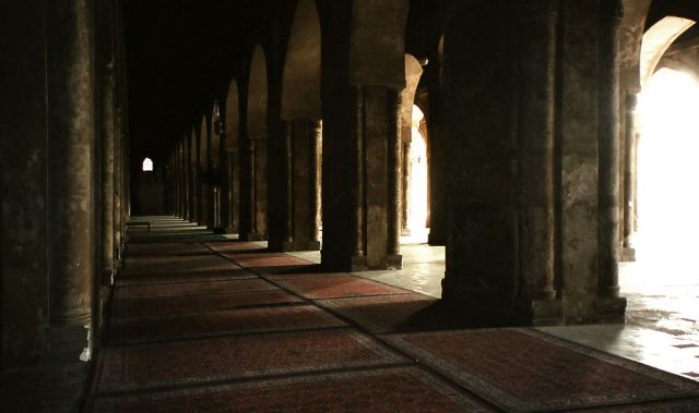 Säulengang im Innenhof der Ibn-Tulun-Moschee - Kairo