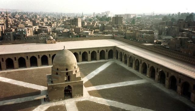 Der Innenhof der Ibn-Tulun-Moschee - Kairo Der Innenhof der Ibn-Tulun-Moschee - Kairo