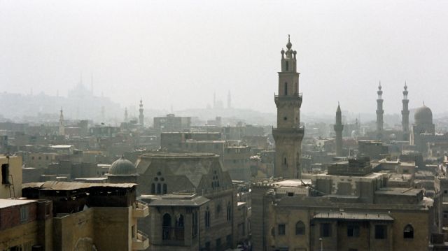 Blick über die Dächer von Kairo vom Dach einer Moschee im Khan al Khalilli