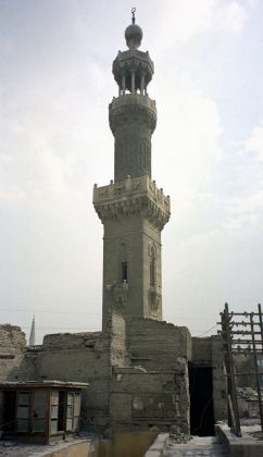 Üer den Dächern von Kairo, das Minarett einer Moschee
