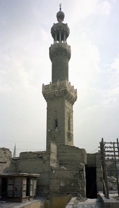 Üer den Dächern von Kairo, das Minarett einer Moschee Üer den Dächern von Kairo, das Minarett einer Moschee