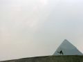 Giseh - ein berittener Polizist vor der Pyramide des Chephren