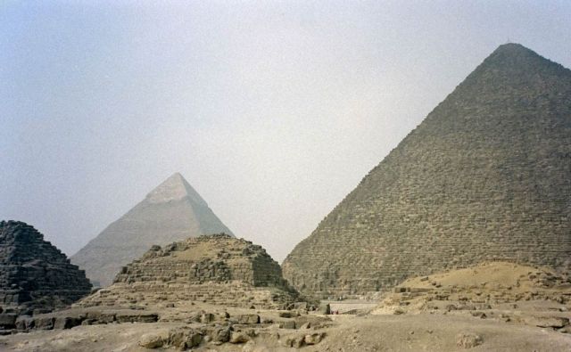Giseh - Mastabas vor der Cheops- und der Chephren-Pyramide Giseh - Mastabas vor der Cheops- und der Chephren-Pyramide