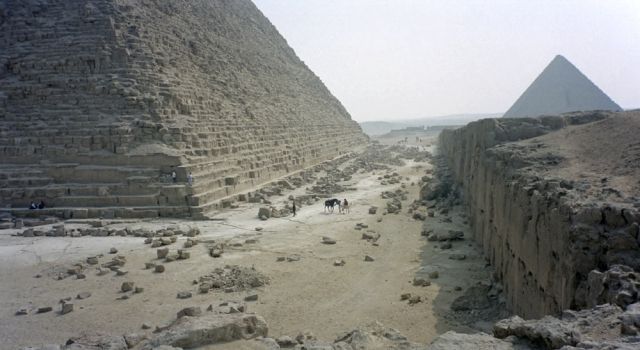 Giseh - Felsengräber hinter der Chephren-Pyramide Giseh - Felsengräber hinter der Chephren-Pyramide