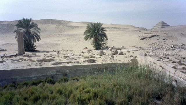 Sakkara oder Saqqara - die Nekropole beginnt direkt an der Westkante der Wüste