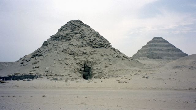 Sakkara - die Pyramide des Userkaf und die Stufen-Pyramide des Djoser 