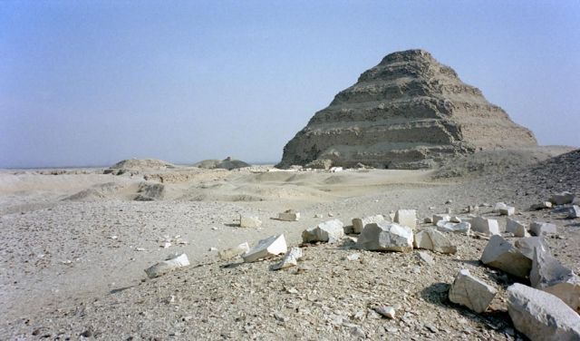 Die berühmte Stufen-Pyramide des Djoser in der Nekropole von Sakkara Die berühmte Stufen-Pyramide des Djoser in der Nekropole von Sakkara