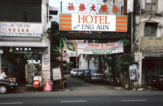 Die Altstadt von George Town - Einfahrt zum Eng Aun Hotel in der Chulia Street im Jahre 2001