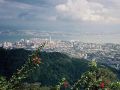 Der Blick auf George Town vom Gipfel des Penang Hills, im Hintergrund Butterworth auf dem Festland