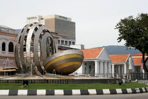 Brunnen am Clock Tower mit dem State Assembly Building - George Town, Penang