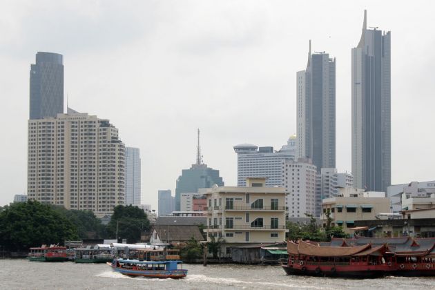 Wolkenkratzer am Chao Phraya River in Bangkok Wolkenkratzer am Chao Phraya River in Bangkok