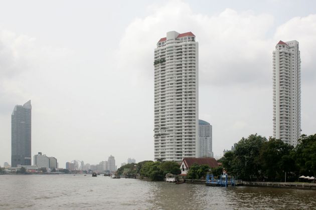 Wolkenkratzer am Chao Phraya River in Bangkok