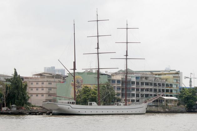 Bangkok - eine Dreimast-Bark auf dem Chao Phraya River Bangkok - eine Dreimast-Bark auf dem Chao Phraya River