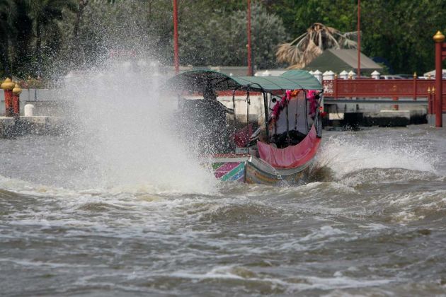 Wassertaxi, ein Longtail-Boat auf dem Chao Phraya River - Bangkok Wassertaxi, ein Longtail-Boat auf dem Chao Phraya River - Bangkok