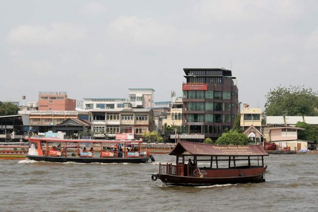 Unser Hotel Baan Wanglang Riverside und der Wanglang Pier am Ufer des Chao Phraya Rivers in Bangkok-Noi Unser Hotel Baan Wanglang Riverside und der Wanglang Pier am Ufer des Chao Phraya Rivers in Bangkok-Noi