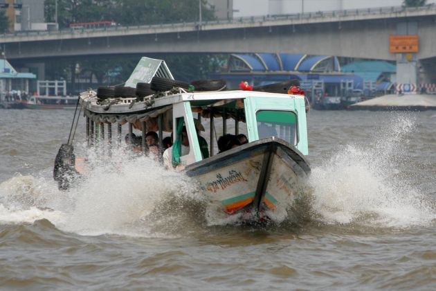 Wassertaxi auf dem Chao Phraya River - Bangkok Wassertaxi auf dem Chao Phraya River - Bangkok